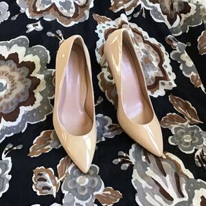 **Brand NEW** Classic Taryn Rose Italian Patent Leather, Nude pump 8.5M